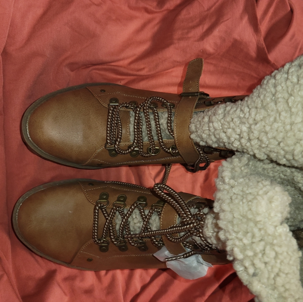 Women's size 12 boots. Great for snow or even for hiking. New Never worn